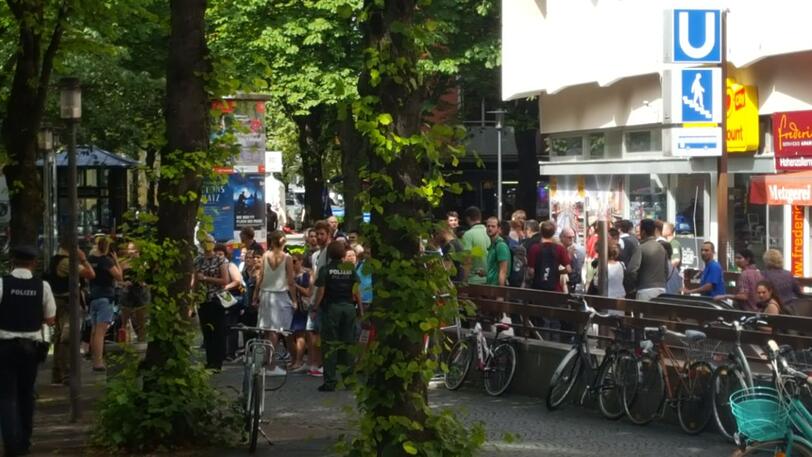 Ein Großaufgebot der Polizei sucht derzeit das Gebiet zwischen Josephsplatz und Hohenzollernplatz ab.