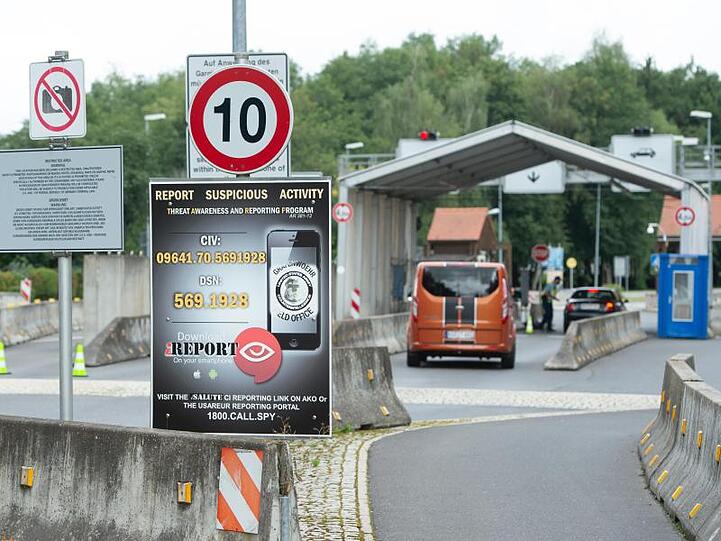 Besucher fahren durch den Eingang der Rose Barracks in Vilseck auf den Truppenübungsplatz. Foto: Timm Schamberger/dpa