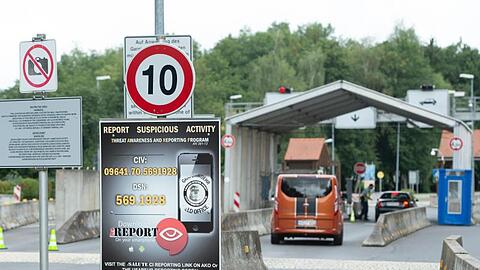 Besucher fahren durch den Eingang der Rose Barracks in Vilseck auf den Truppenübungsplatz. Foto: Timm Schamberger/dpa