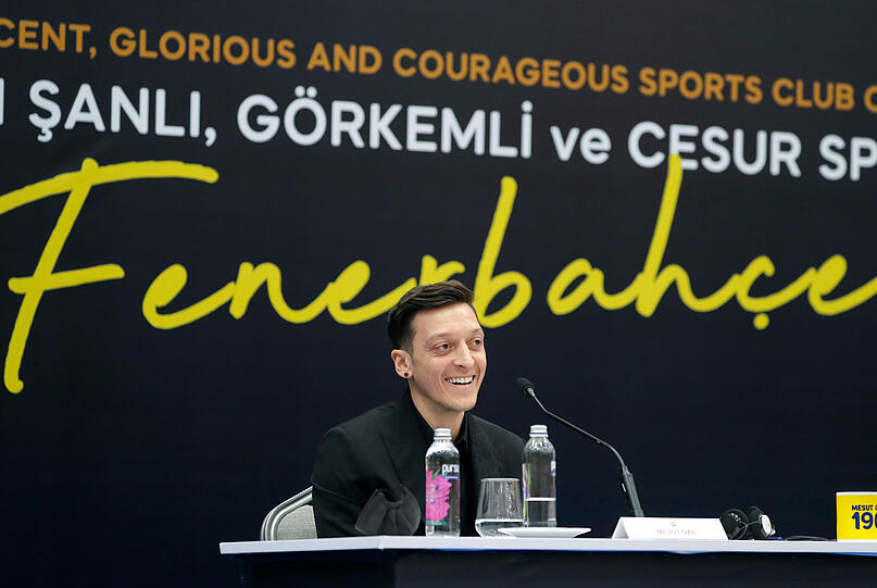 Mesut Özil spricht während seiner Vorstellung als neuer Spieler während einer Pressekonferenz beim türkischen Fußballverein Fenerbahce Istanbul.