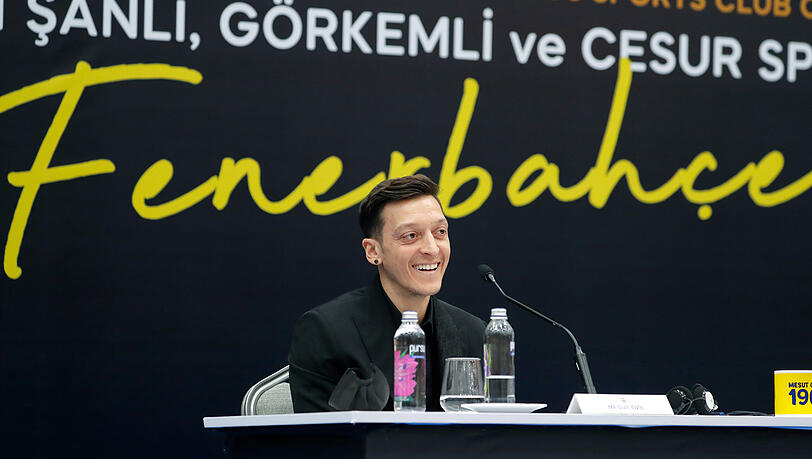 Mesut Özil spricht während seiner Vorstellung als neuer Spieler während einer Pressekonferenz beim türkischen Fußballverein Fenerbahce Istanbul. Mesut Özil spricht während seiner Vorstellung als neuer Spieler während einer Pressekonferenz beim türkischen Fußballverein Fenerbahce Istanbul.