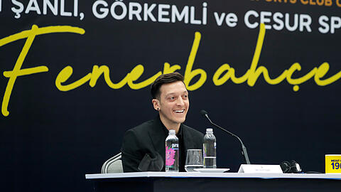 Mesut Özil spricht während seiner Vorstellung als neuer Spieler während einer Pressekonferenz beim türkischen Fußballverein Fenerbahce Istanbul.