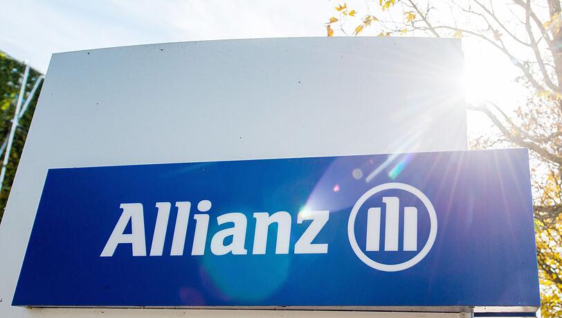 Ein Schild vor einem Gebäude der Allianz mit dem Logo des Versichungskonzerns.