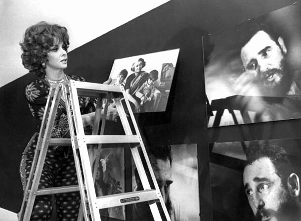 Gina Lollobrigida hängt am 27.06.1975 in einer Berliner Galerie die Exponate für eine Ausstellung mit ihren Fotografien auf. In der Hand hält sie eine Aufnahme, die die indische Politikerin Indira Gandhi zeigt, Porträtstudien des kubanischen Präsidenten Fidel Castro haben bereits ihren Platz gefunden. Gina Lollobrigida hängt am 27.06.1975 in einer Berliner Galerie die Exponate für eine Ausstellung mit ihren Fotografien auf. In der Hand hält sie eine Aufnahme, die die indische Politikerin Indira Gandhi zeigt, Porträtstudien des kubanischen Präsidenten Fidel Castro haben bereits ihren Platz gefunden.