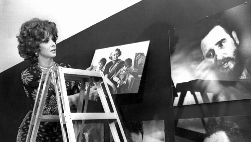 Gina Lollobrigida hängt am 27.06.1975 in einer Berliner Galerie die Exponate für eine Ausstellung mit ihren Fotografien auf. In der Hand hält sie eine Aufnahme, die die indische Politikerin Indira Gandhi zeigt, Porträtstudien des kubanischen Präsidenten Fidel Castro haben bereits ihren Platz gefunden. Gina Lollobrigida hängt am 27.06.1975 in einer Berliner Galerie die Exponate für eine Ausstellung mit ihren Fotografien auf. In der Hand hält sie eine Aufnahme, die die indische Politikerin Indira Gandhi zeigt, Porträtstudien des kubanischen Präsidenten Fidel Castro haben bereits ihren Platz gefunden.