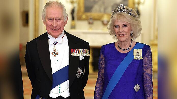 Das Porträt zeigt Charles und Camilla im November 2022 beim Staatsbankett im Buckingham Palast.