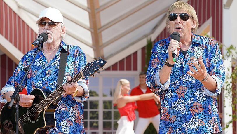 Karl-Heinz Ulrich (l.) und sein Bruder Ulrich traten bei hohen Temperaturen am 18. Juni im Europark Rust bei "Immer wieder sonntags" auf. Das soll für den 74-Jährigen zu viel gewesen sein.