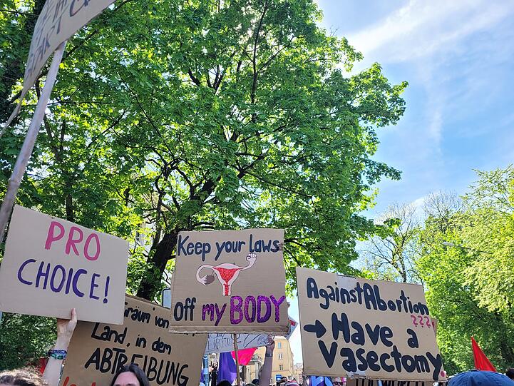 München: "Marsch fürs Leben" vs Pro Choice De "Marsch fürs Leben" vs Pro Choice Demo: Die AZ war live bei der Demo der Abtreibungsgegner und der Gegendemo in München
