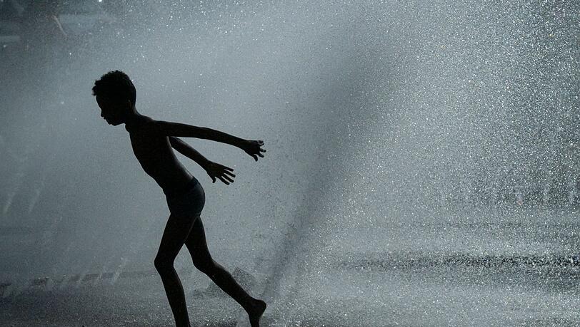 Viele suchten eine Abkühlung mit Wasser.
