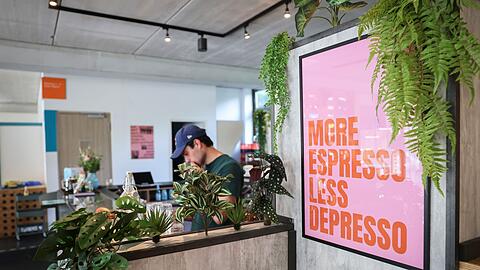 Nach einer neuen Umfrage wollen viele j&uuml;ngere Menschen das Leben genie&szlig;en, anstatt sich nur bei der Arbeit abzum&uuml;hen. (Symbolbild)