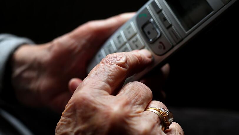 Eine Frau hat bei einem Telefonbetrug teure M&uuml;nzen und Goldbarren im Wert zwischen 500.000 und einer Million Euro &uuml;bergeben. (Symbolbild)
