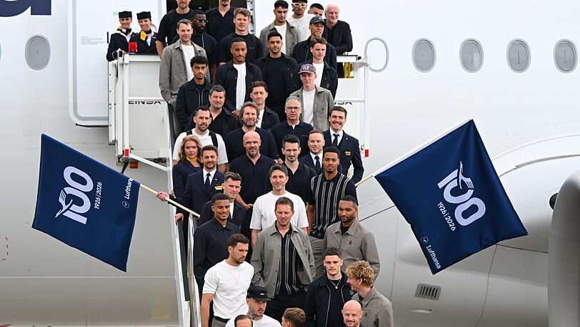 Los geht's: Die Nationalspieler und Bundestrainer Julian Nagelsmann auf der Gangway.