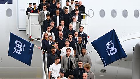 Los geht's: Die Nationalspieler und Bundestrainer Julian Nagelsmann auf der Gangway.