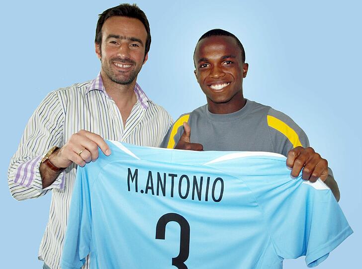 Miki Stevic präsentiert 2009 den damaligen Neuzugang Marcos Antonio.