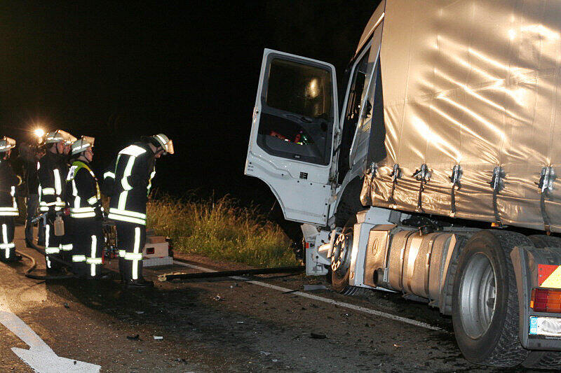 Schrecklicher Unfall bei Rott am Inn: Ein Pkw-Fahrer prallte aus noch ungeklärter Ursache frontal gegen einen Lkw. Der Pkw-Fahrer wurde bei dem Aufprall sofort getötet und  im Fahrzeug eingeklemmt. Fünf Stunden versuchten Hilfskräfte der Feuerwehr, das Opfer zu bergen. Die Bilder.