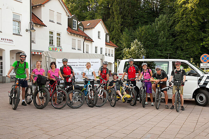 Der Start in Füssen: Gut 100 Unterstützer verabschieden die "Expedition". Manche fuhren auch einen oder mehrere Tage mit.