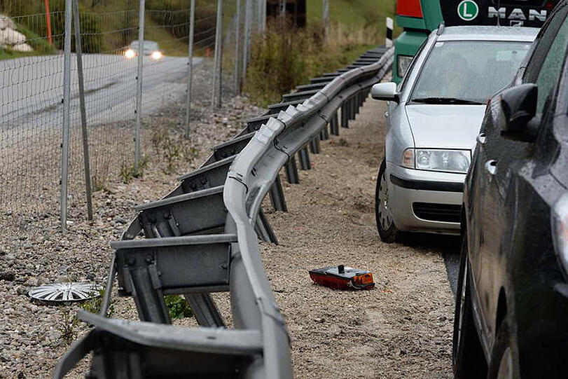 Die A8 in Richtung Salzburg ist auf Höhe Bergen vollständig gesperrt gewesen: Ein Lkw war gegen eine Leitplanke gerast. Außerdem ist Diesel und Benzin ausgelaufen. Die Bilder.