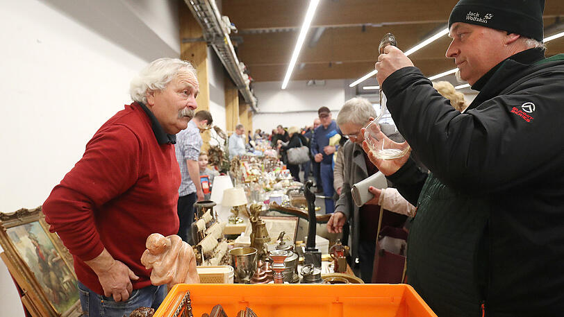 Beim gut besuchten Nachthallenflohmarkt gibt es neben Krimskrams auch einige Schnäppchen zu ergattern.
