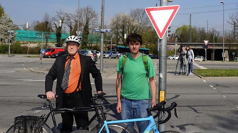 Hier müssen Radler absteigen: Martin Feldner (l.) und Simon Lutz vom ADFC am Beginn der Pasinger Josef-Felder-Straße.