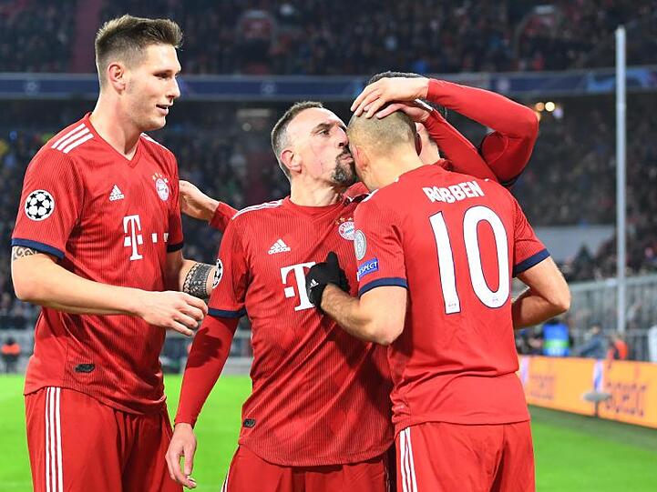 Münchens Torschütze Arjen Robben (r) jubelt über ein Tor mit Franck Ribéry (M) und Niklas Süle. Foto: Sven Hoppe/Archiv