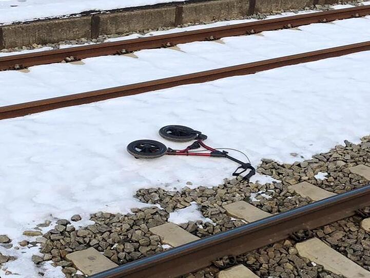 Teile eines Rollators liegen im Gleisbett am Bahnhof Fürstenfeldbruck. Foto: Bundespolizei München