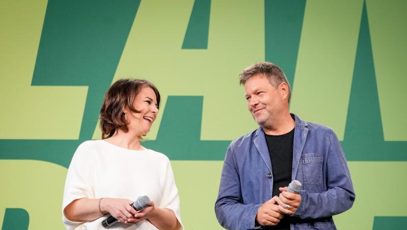 Die Grünen-Parteivorsitzenden Annalena Baerbock und Robert Habeck treten bei einem Kleinen Parteitag auf.
