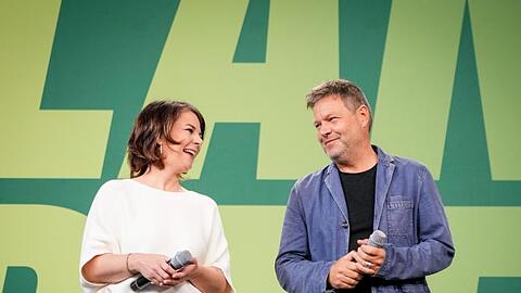 Die Grünen-Parteivorsitzenden Annalena Baerbock und Robert Habeck treten bei einem Kleinen Parteitag auf.