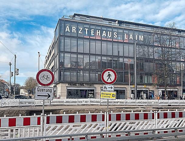 Weniger Sperrung, dafür mehr Schilder: Die Situation um die Baustelle ist viel geordneter als noch vor vier Wochen. Weniger Sperrung, dafür mehr Schilder: Die Situation um die Baustelle ist viel geordneter als noch vor vier Wochen.