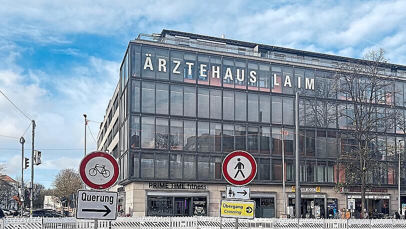 Weniger Sperrung, dafür mehr Schilder: Die Situation um die Baustelle ist viel geordneter als noch vor vier Wochen. Weniger Sperrung, dafür mehr Schilder: Die Situation um die Baustelle ist viel geordneter als noch vor vier Wochen.