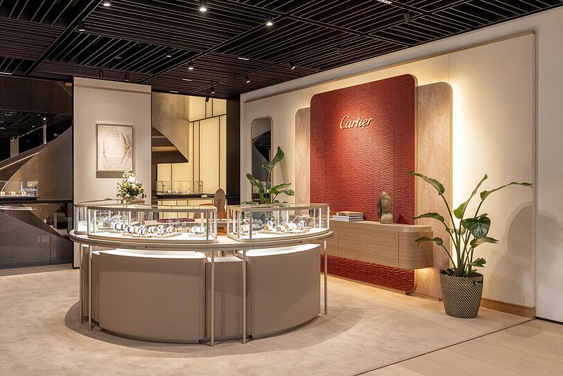 Cartier vereint seit der legendären Santos von 1904 ikonisches Design mit Pariser Luxusästhetik und prägt bis heute die Welt eleganter Uhrenklassiker. Cartier vereint seit der legendären Santos von 1904 ikonisches Design mit Pariser Luxusästhetik und prägt bis heute die Welt eleganter Uhrenklassiker.