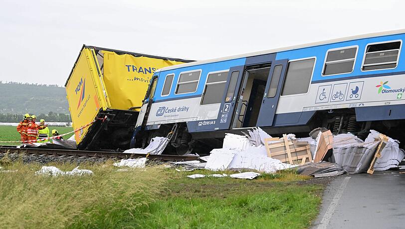 Bei Prostejov in Tschechien sind ein Personenzug und ein Lastwagen zusammengesto&szlig;en.