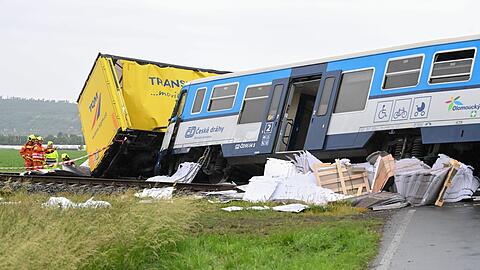 Bei Prostejov in Tschechien sind ein Personenzug und ein Lastwagen zusammengesto&szlig;en.
