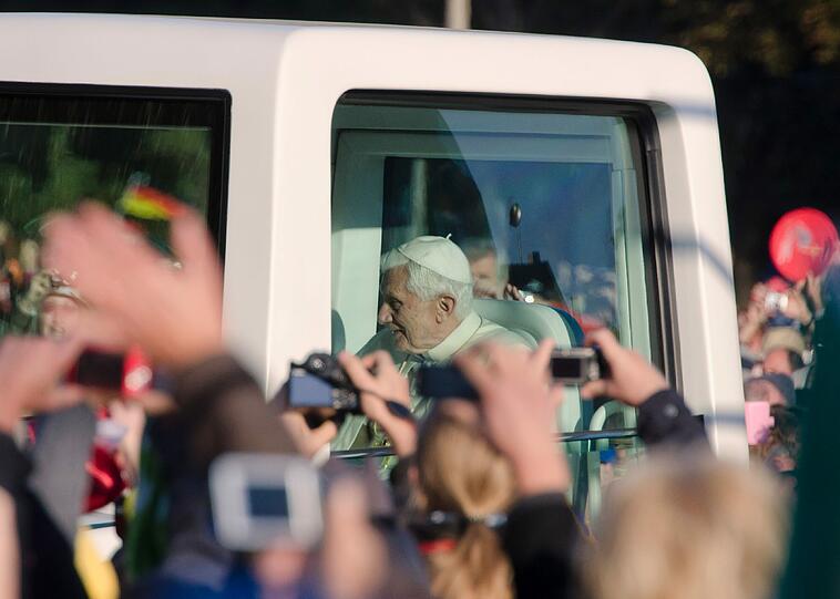 Der Papst fährt am Samstagmorgen mit seinem Papamobil durch die Reihen der Gläubigen zur Messe am Erfurter Dom.