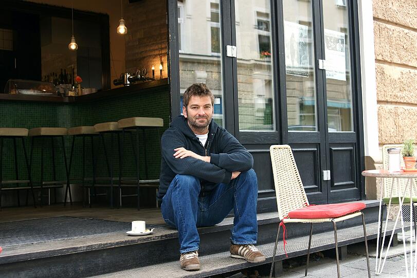Tim Hoffmann, der Betreiber des Café Ringelnatz  vor dem Café Ringelnatz.
