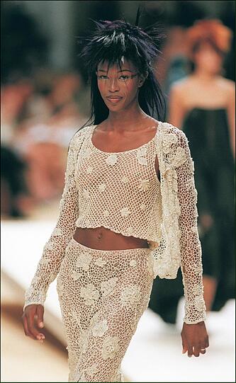 Das war 1999 in. Naomi Campell präsentiert den Stricktrend.