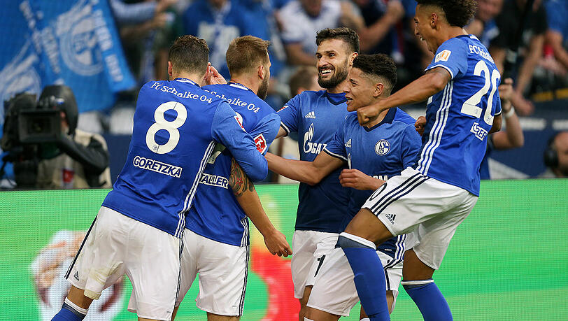 Der FC Schalke 04 bejubelt Torschützen Guido Burgstaller. Am Ende steht es 3:1 gegen den VfB Stuttgart. Der FC Schalke 04 bejubelt Torschützen Guido Burgstaller. Am Ende steht es 3:1 gegen den VfB Stuttgart.