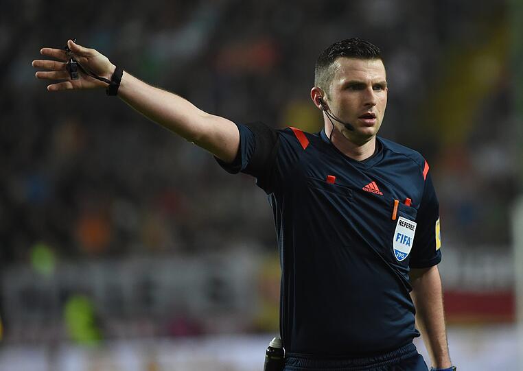 Michael Oliver leitet am Mittwoch erstmals ein Bayern-Spiel.