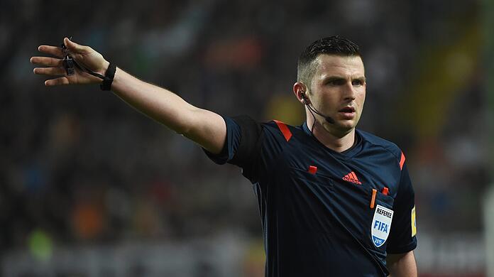 Der englische Schiedsrichter Michael Oliver.
