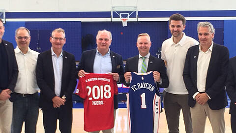 Gegenseitiger Austausch: Präsident Hoeneß (l.), FCBB-Geschäftsführer Pesic (2.v.l.) und Vorstand Wacker (r.) mit einem Vertreter der 76ers.