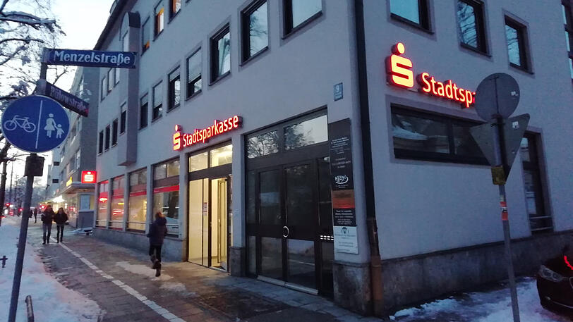Bülowstraße 9: Noch ist die Stadtsparkasse München Mieter der Räumlichkeiten, wie unschwer zu erkennen ist. Bis die Verträge auslaufen, stehen hier dem Kunden wenigstens noch SB-Schalter und Geldautomat zur Verfügung.