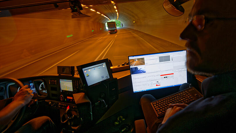 Der 29-Jährige setzte sich an Steuer des Lkw und fuhr los - betrunken und ohne Führerschein. (Symbolbild)