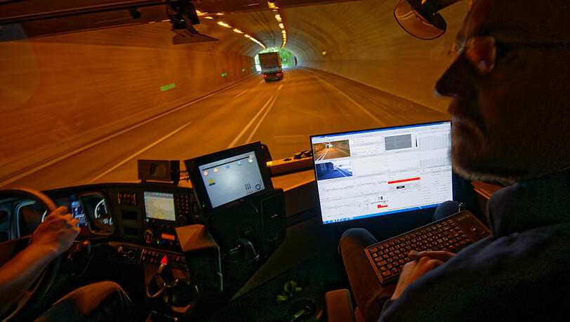 Der 29-Jährige setzte sich an Steuer des Lkw und fuhr los - betrunken und ohne Führerschein. (Symbolbild) Der 29-Jährige setzte sich an Steuer des Lkw und fuhr los - betrunken und ohne Führerschein. (Symbolbild)