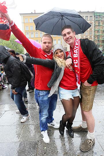 Die Bayernfans sind bereit für einen außergewöhnlichen Fußballabend. Bei brittischem Wetter und bayerischem Bier präsentieren sie die Fans lautstark am Marienplatz. Die besten Bilder.