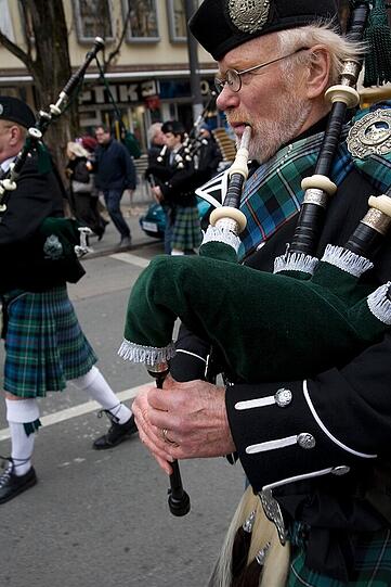 Irisches Brauchtum auf den Straßen München: Beim Umzug zum St. Patrick's Day sind Jung und Alt dabei - und gute Laune ist Pflicht.