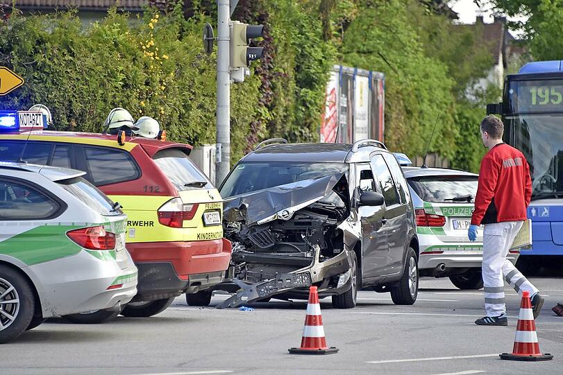 Alle drei Fahrer wurden verletzt und musste in ein nahegelegenes Krankenhaus gebracht werden.