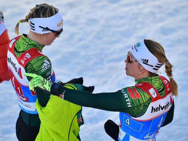 Victoria Carl (l) und Sandra Ringwald liefen im Teamsprint auf den sechsten Platz.