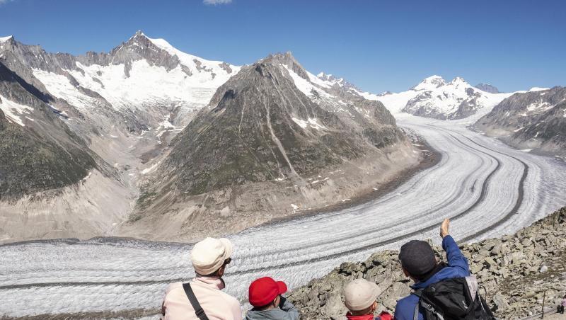 Wanderer blicken auf den Großen Aletschgletscher. Foto: Walter Bieri/KEYSTONE/dpa/Symbolbild Wanderer blicken auf den Großen Aletschgletscher. Foto: Walter Bieri/KEYSTONE/dpa/Symbolbild