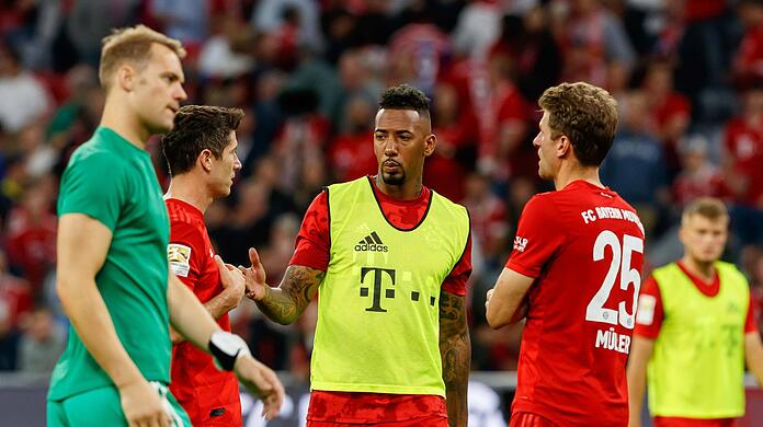 Teamkollegen beim FC Bayern und vielleicht auch bald wieder Teamkollegen in der Nationalmannschaft? Manuel Neuer mit Jérôme Boateng (m.) und Thomas Müller (2. v. r.) (Archivbild)