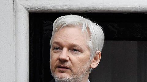 Wikileaks-Gründer Julian Assange spricht im Februar 2016 von einem Balkon der ecuadorianischen Botschaft zu Journalisten.