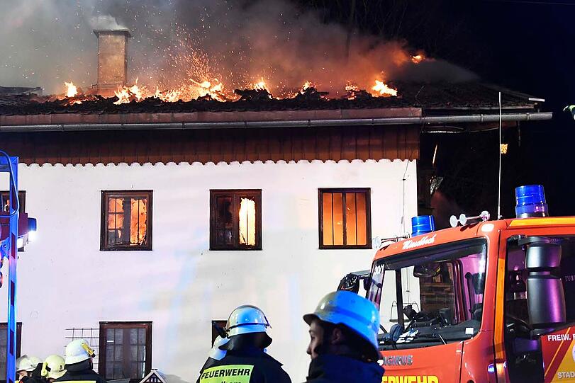 Großbrand auf einem landwirtschaftlichen Anwesen. Hunderte Feuerwehrleute bekämpften die Flammen. Bilder vom Einsatz.